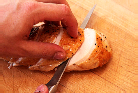 Используйте острый поварской или обвалочный нож, чтобы нарезать курицу косой