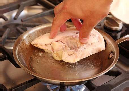 обжарьте куриную грудку су вид на сковороде