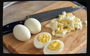 салат с тунцом и кукурузой режем яйца