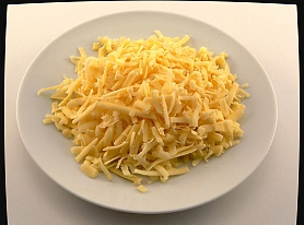 Твердый сыр нужно натереть на крупной терке