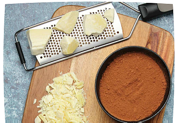 Beurre de cacao finement haché ou râpé dans la bonne quantité