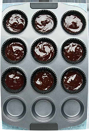 разлейте какао-масло для веганского шоколада по вкладышам для кеGießen Sie die Kakaobutter für vegane Schokolade über die Cupcake-Linerксов