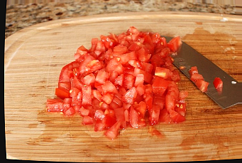 нарезаем помидоры небольшими кубиками