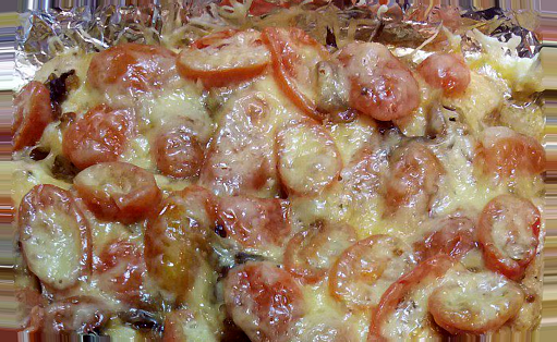 запеченная куриная грудка с помидорами и сыром готова