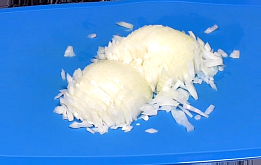 moudre les oignons pour la salade hépatique en couches
