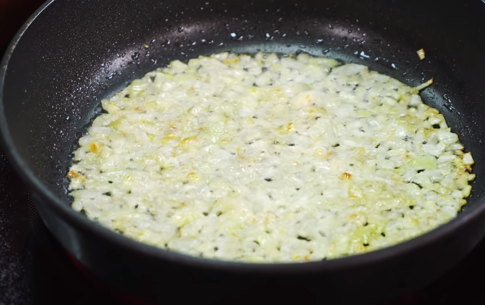 Die Zwiebel in kleine Würfel schneiden und braten, dann kochendes Wasser hinzufügen und verdampfen