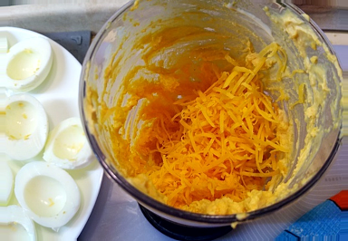 Remplir en masse les moitiés de l’œuf pour obtenir la recette d’œufs farcis.