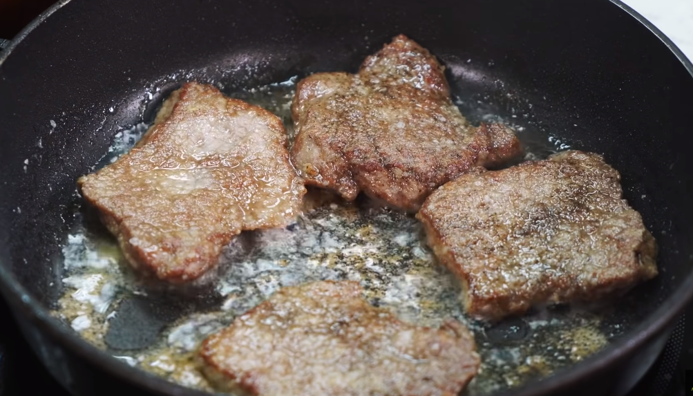 Bak het vlees goudbruin in een koekenpan