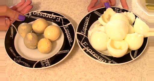 Разделете яйцата на протеини и жълтъци