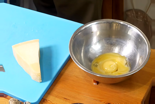 Желтки помещаем в отдельную миску  приготовлении рецепта паста карбонара с беконом фото