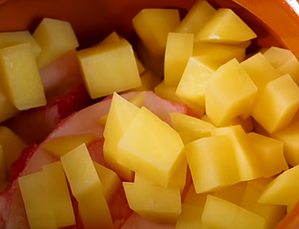 Картофель кладем в горшочек вокруг косточки и на косточку