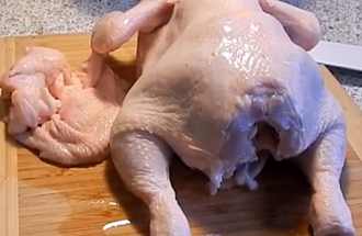 курицу необходимо промыть и удалить лишнюю шкурку и заднюю часть