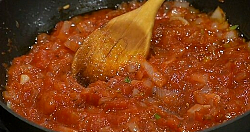 лук в сковороде станет прозрачным, добавить томатную пасту