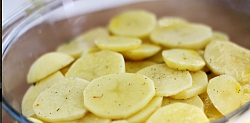 чистим и нарезаем кружочками картофель для нашего блюда куриное филе с картофелем