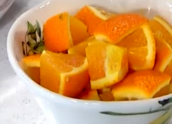 апельсины нарезать кубиками вместе с кожурой
