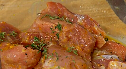 Свинину для нашего рецепта шашлыка на шпажках в духовке из свинины нарезать