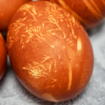 как покрасить яйца на пасху луковой шелухой