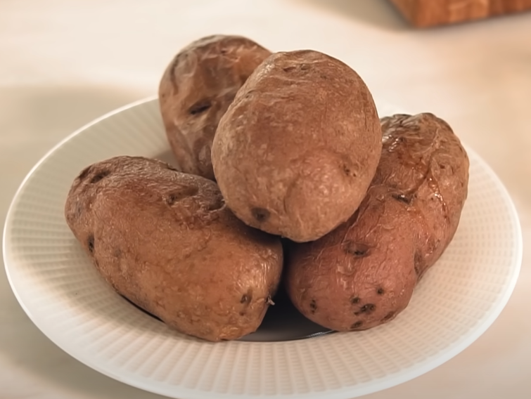 Upečené brambory vyndejte z trouby a nechte chladí 10 minut